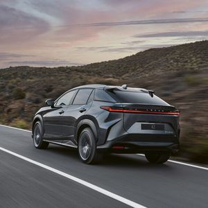 Technisch ist der 4,81 Meter große Crossover mit dem Toyota bZ4X nahezu identisch.(Bild:  Lexus)
