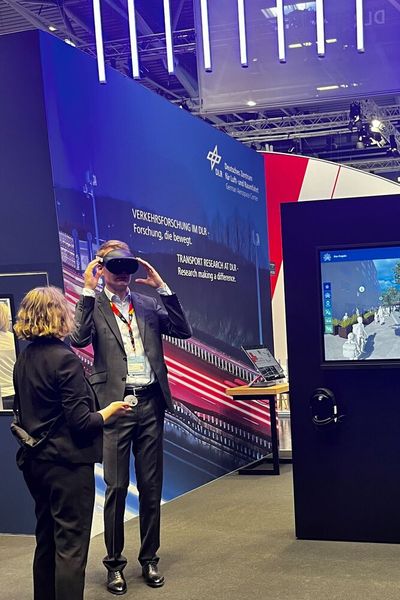 Zu den Forschungseinrichtungen auf der Messe zählt das Deutsche Institut für Luft- und Raumfahrt (DLR). (Bild: Simon – VCG)