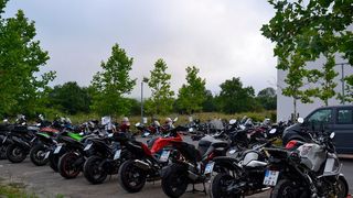 Ein Anblick, der das Herz jedes Motorradfans höher schlagen lässt: Dutzende Motorräder warten vor dem Hotel auf die erste Tour. (Bild: Dotzler, Dominsky, Lacher, Maderner, Michel, Rosenow, Schweitzer/»kfz-betrieb“)