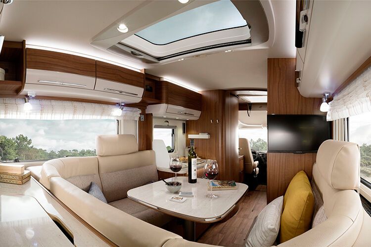 Wohnlich: Die Sitzgruppe im Heck des Hymer B-Klasse DL 534. (Bild: Hymer)