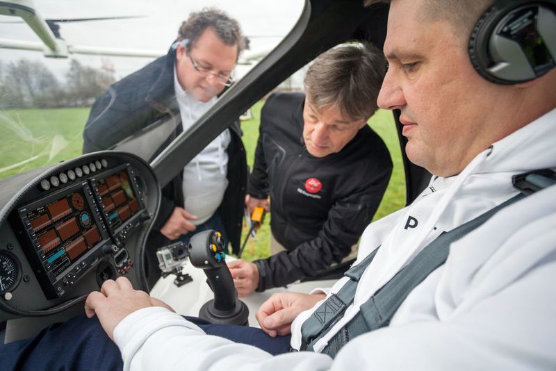 Der elektrische Volocopter fliegt zum ersten Mal bemannt: Das Fliegen für Jedermann rückt in greifbare Nähe. (Bild: E-volo/Nikolay Kazakov)