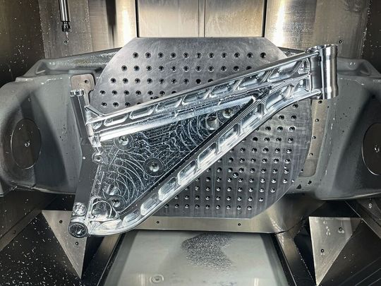 Aus hochfestem Aluminium werden Rahmen für Downhill-Bikes aus dem Vollen gefräst.(Bild:  Open Mind)