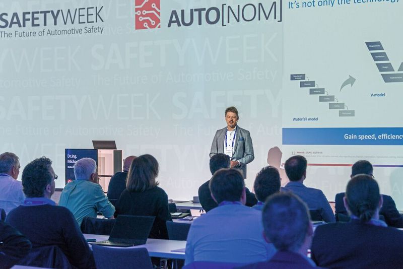 Michael Fausten von Bosch eröffnete mit einer Keynote die Konferenz „Auto[nom]mobil“ in Würzburg.(Bild:  Natalie Golowko)