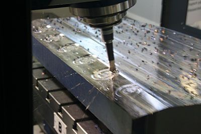 Taschenfräsen eines Werkstücks aus C40 auf dem Universal-Bett-Fräs- und Bohrcenter TA-25 D mit Rundtisch. (Archiv: Vogel Business Media)