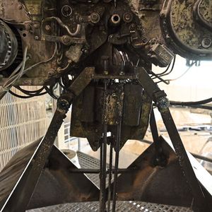 An der neuen Baugruppe sind die Schaufel und Tragseile des Greifers montiert.(Bild:  Shamika Löchel, BAM GmbH)