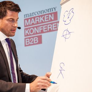Um zu belegen, wie wichtig Zahlen für die Markensteuerung sind, griff Alexander Biesalski zum guten alten Flipchart. (marconomy © Stefan Bausewein)