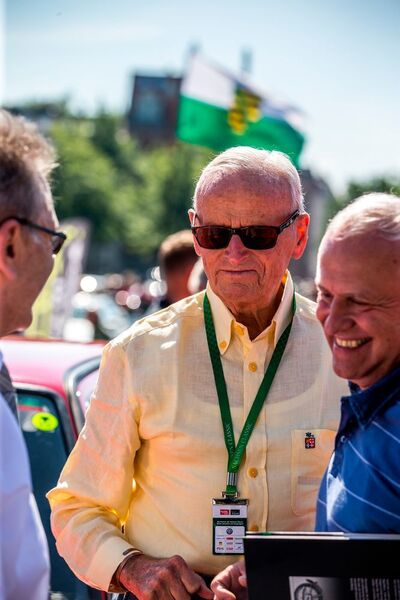 Ältester Teilnehmer im Fahrerfeld: der 92jährige und lange VW-Chef Carl Horst Hahn. (Motor Presse Stuttgart/Arturo Rivas)