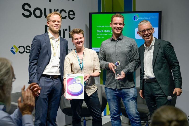 Peter Ganten, Vorstandsvorsitzender der OSBA (r.), mit den Vertreterinnen und Vertretern der Stadt Halle (Saale), Gewinnerin des Community-Awards. (Bild: Simon Salzig)