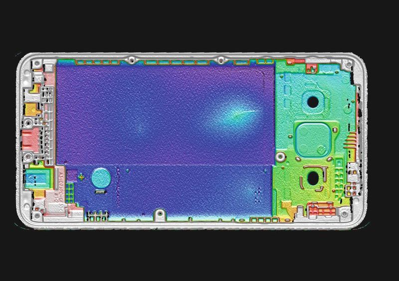 Die Oberflächeninspektion mit Surface Control spielt beispielsweise auch bei der Defektprüfung von Smartphone-Gehäusen eine wesentliche Rolle.  (Bild: Micro-Epsilon)