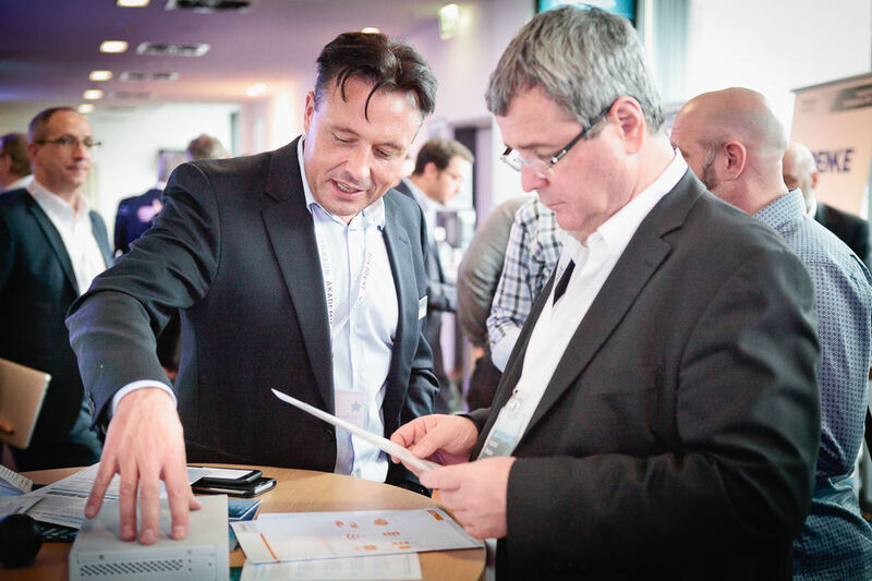 Sven Kirk (l.) informiert Konrad Becker (Conny Becker Computer). (Astrid Piethan)
