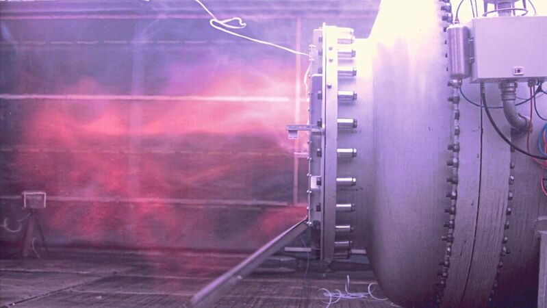 Erfolgreiche Druckentlastung einer Wasserstoffexplosion – aufgenommen im Rembe-Forschungs- und Technologiezentrum