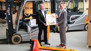 Still-Verkaufsleiter Sven Budelmann (l.) übergibt Hartmann-Geschäftsführer Uwe Lachmann nicht nur 57 funkelnagelneue Fahrzeuge aus Hamburg, sondern auch eine Urkunde über zehn Baumpatenschaften. (Still)