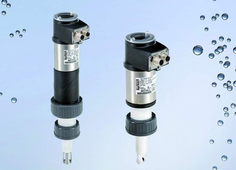 The Type 8202 transmitter (left) is specially designed for measuring the pH or ORP value of fluids. The Type 8222 conductivity transmitter (right) has three cell constant options to suit a wide range of applications. (Archiv: Vogel Business Media)