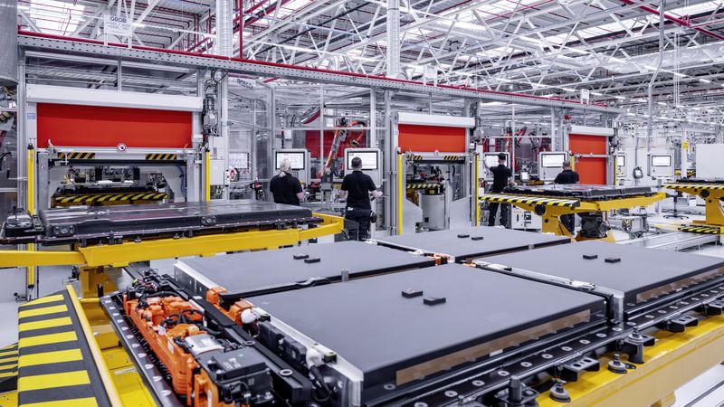 In Kamenz fertigen die Beschäftigten bei Accumotive Antriebsbatterien für den Mercedes CLA.(Bild:  Mercedes-Benz)