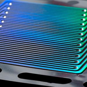 Viel günstiger! Im Projekt „CoBiP“ entstand eine Anlage zur kontinuierlichen Rolle-zu-Rolle-Fertigung von metallischen, doppelwandigen Bipolarplatten (BPP) für Brennstoffzellen mit einem Modul zum Laserschweißen und Laserschneiden, wie das ILT informiert.(Bild:  Fraunhofer ILT)