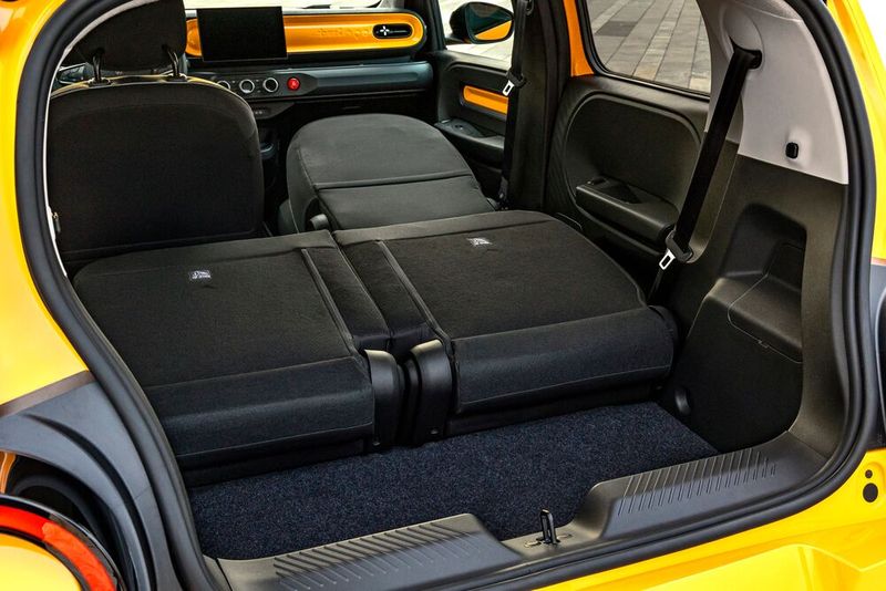 Wird mehr Stauraum benötigt, lassen sich die Lehnen der Rücksitze nach vorne klappen. Damit wächst das Stauraumvolumen auf einen Kubikmeter (Bild: Renault)