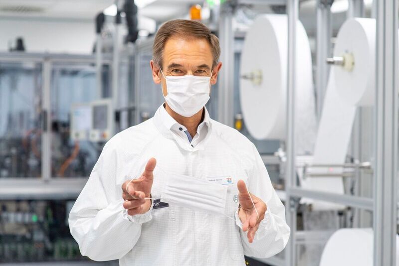 Bosch-Chef Dr. Volkmar Denner nimmt Spezialanlage zur Fertigung von Mund-Nasen-Bedeckungen in Betrieb.Bosch-Chef Dr. Volkmar Denner nimmt Spezialanlage zur Fertigung von Mund-Nasen-Bedeckungen in Betrieb. (Bosch)