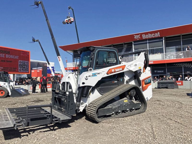 Bobcat hat diverse vollelektrischen Maschinen entwickelt, wobei einige aktuell noch Prototypen sind. Die Elektrovarianten kosten noch deutlich mehr als die vergleichbaren dieselgetriebenen Maschinen. In einigen Ländern sind für Baustellen in Städten nur noch elektrische Baumaschinen zugelassen. Die Nachfrage ist insgesamt trotzdem noch überschaubar, war am Bobcat-Stand zu hören.  (Bild: dm/VCG)