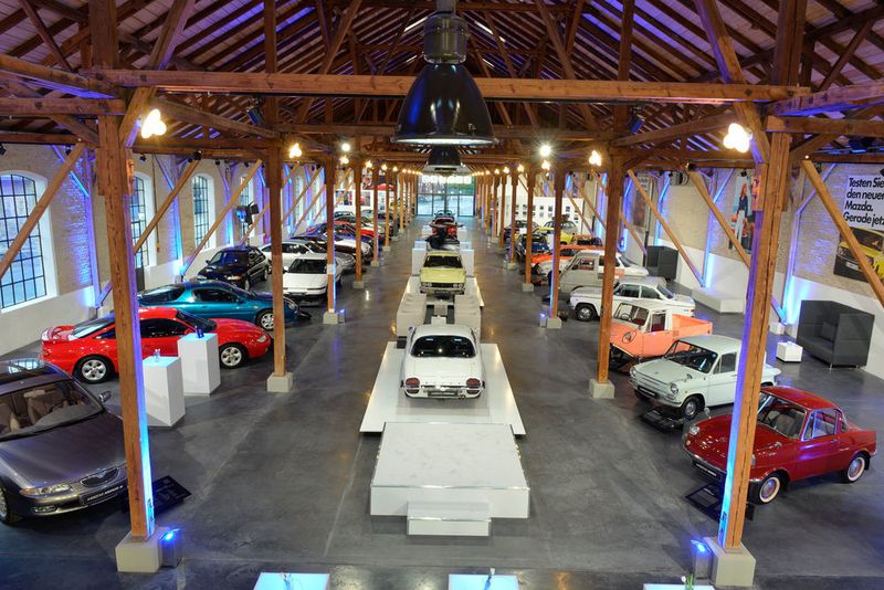 45 Mazda-Klassiker werden auf der über 1.500 Quadratmeter großen Ausstellungsfläche der Öffentlichkeit gezeigt.  (Mazda)
