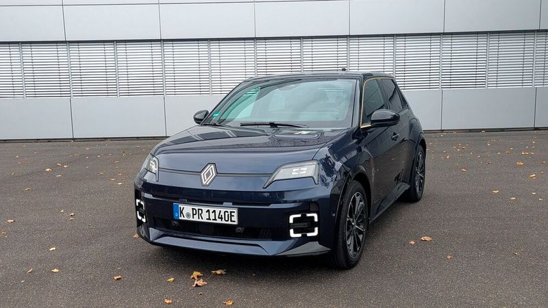 Der Renault 5 übertraf 2025 sein Vertriebsziel deutlich.(Bild:  Simon – VCG)