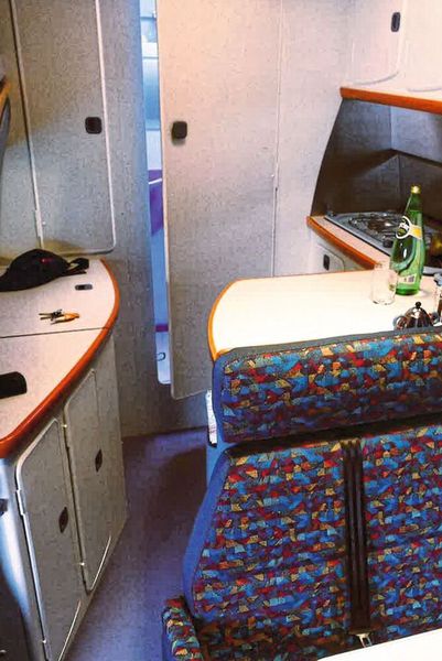 Hinter der Zweiersitzbank schließt sich der L-förmige Küchenteil an. Hinter der Tür befindet sich das Bad. (Bild: SPX/Michael Lennartz )