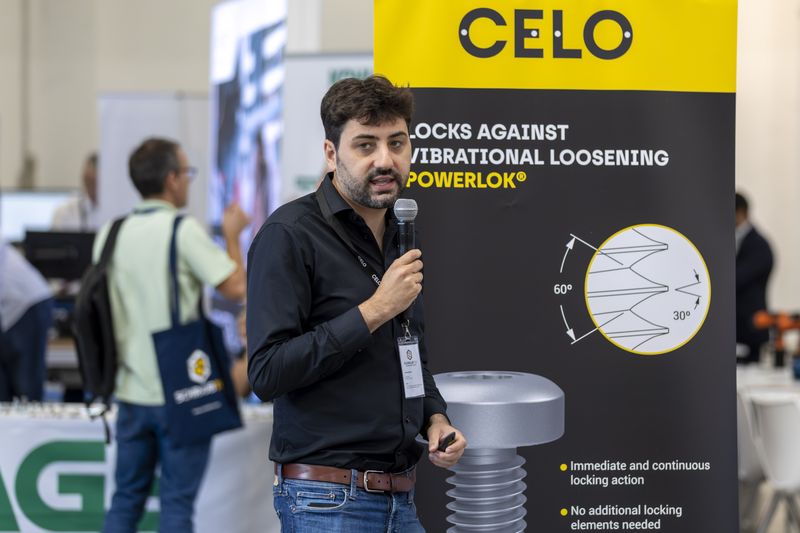 In seinem Vortrag in der Live-Zone stellte Antoni Mongay von Celo die physikalischen Ursachen, die Grenzen klassischer Sicherungsmethoden und ein Lösungsansatz mit Powerlok‑Gewindetechnologie plus ergänzenden Elementen vor, die sowohl vibrationsbedingtes Lösen als auch Materialrelaxation in anspruchsvollen Anwendungen wirksam beherrscht.  (Bild: Xavier Vila)