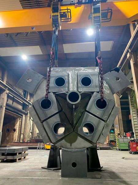 Die Obertraverse für die Stack-Presse ist 2.550 mm hoch und 23,1 t schwer. (Bild: Jebens)