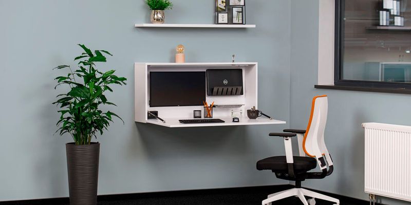 Mit dem Wandschreibtisch bringt die Reiss Büromöbel GmbH eine Homeoffice-Lösung auf kleinem Raum auf den Markt: Der Schreibtisch im Wandschrank lässt sich nach der Arbeit einfach wegklappen. (Bild: Reiss)