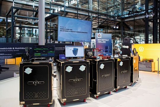 Das mobile Popup Testbed von Smart Systems Hub visualisiert den Datenaustausch entlang der Lieferkette am Messestand physisch.(Bild:  Timm Ziegenthaler)