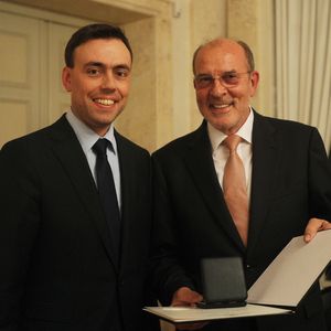 Freut sich über seine Medaille: Hainbuch Geschäftsführer und Ehrensenator h. c. Gerhard Rall (r.). Die Medaille überreichte Wirtschaftsminister Dr. Nils Schmid.