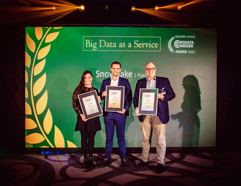 Christian Heese (rechts im Bild) nimmt in der Kategorie Big Data as a Service den Preis in Silber für Google entgegen. Über Gold freut sich Microsoft, verteten durch Horst Urlberger. Platin geht an Snowflake, vertreten durch Magdalena Nowak.   (Bild: krassevideos.de / VIT)