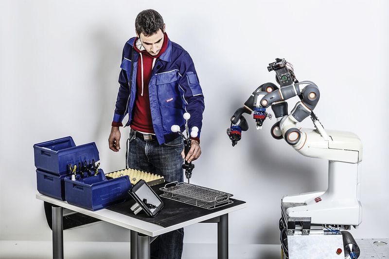 Der Werksarbeiter zeigt seinem Lehrling, dem Prace-Produktionsassistenten, eine neue Palettierungsaufgabe. (Bild: Fraunhofer IPA)