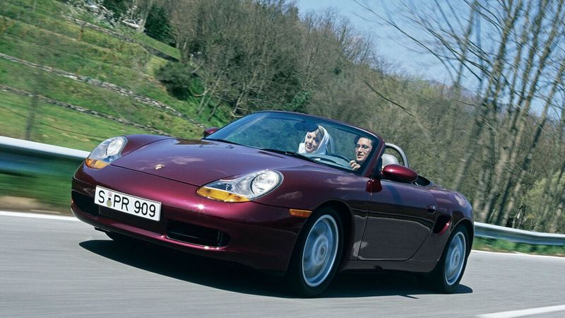 Konkurrenz für Mercedes SLK und BMW Z3: Der Porsche Boxster schrieb ab 1996 eine Erfolgsgeschichte als neues Einstiegsmodell ins Zuffenhausener Sportwagenprogramm. Er verfügt über einen wassergekühlten 2,5-Liter-Sechszylinder-Motor mit 150 kW (204 PS) und galt als Nachfolger des Klassikers Porsche 550 „Spyder“ aus den 50er-Jahren. Was den Boxster bei seinem Erscheinen von seinen Konkurrenten unterschied, war das relativ große Platzangebot. Dank seines Mittelmotorkonzepts hat er vorne und hinten je einen Kofferraum. (Bild: Porsche)