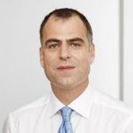 Titel, Name: Jan-Dirk Auris Geburtsjahr, -ort: 1968 in Köln Funktion: Mitglied des Vorstands Firma: Henkel AG & Co. KGaA      Ausbildung: Business Administration Program, Henkel DüsseldorfHarvard Business School, Executive Programs       Berufliche Laufbahn:  1987-1991 Customer Service & Außendienstmitarbeiter, Henkel Düsseldorf     1991-1993 Nationaler Key Account Manager Henkel Düsseldorf   1993-1995 Internationaler Key Account Manager Europa    1995-1997 Vertriebleiter Deutschland, Industrieklebstoffe     1997-2000 Vertriebsleiter Europa, Industrieklebstoffe    2000-2003 Business Director, Industrieklebstoffe, Adhesive Technologies, Nordamerika   2003-2005 Vice President Industrielle Verpackungsklebstoffe, Adhesive Technologies, Nordamerika   Familienstand: verheiratet, zwei Kinder (Bild: Henkel)