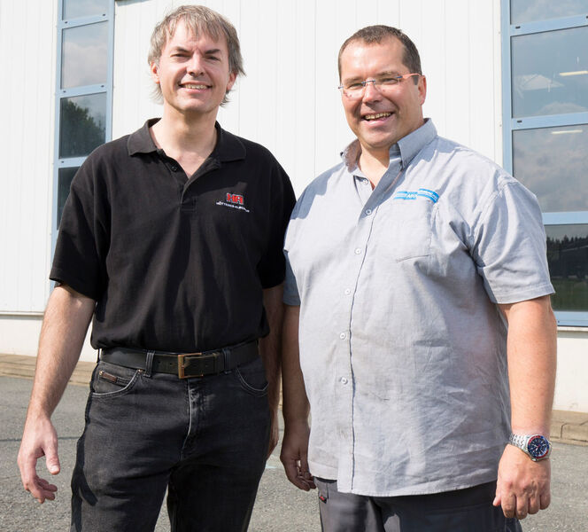 Hüttenes-Albertus-Produktmanager Klussmann (links) und Asco-Gebietsverkaufsleiter Trockeneistechnik Hinze freuen sich darauf, den Kunden zukünftig ein Komplettpaket, bestehend aus Anwendungstechnik und Schlichtezusammensetzung, anbieten zu können. (Bild: Asco)