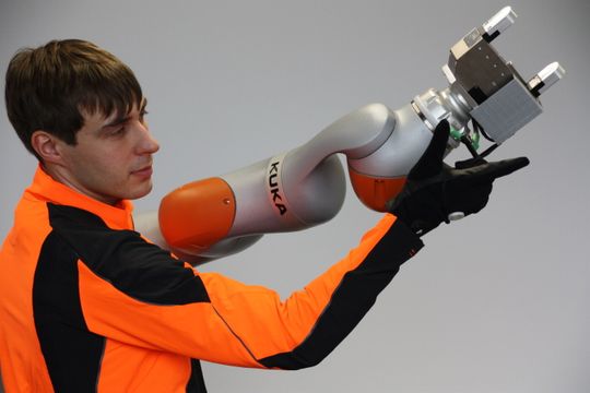 (Montagelinie bei Mercedes-Benz. Bild: Mercedes-Benz)