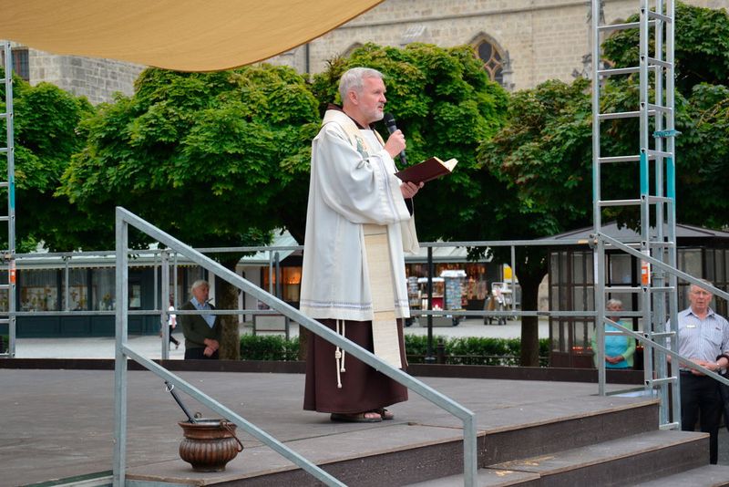 Nach seinem Aufruf an die Altöttinger Schutzengel, gut auf uns aufzupassen, … (Bild: Michel/»kfz-betrieb«)