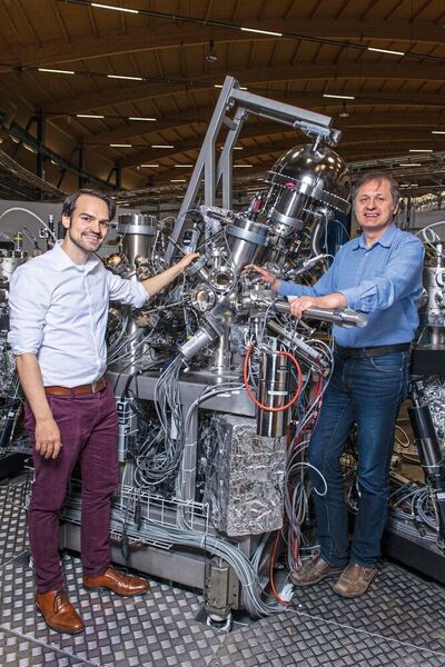 Niels Schröter (links) und Vladimir Strocov an ihrer Experimentierstation in der Synchrotron Lichtquelle Schweiz SLS des PSI. (Paul Scherrer Institut/Mahir Dzambegovic, Paul Scherrer Institut)