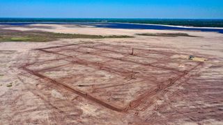 Hier entsteht Deutschlands größte schwimmende Photovoltaikanlage: Luftaufnahme des Standorts der zukünftigen Floating-PV-Anlage im noch nicht gefluteten Cottbuser Ostsee. Insgesamt 34 Dalben dienen als Anker für die Schwimmkörper, auf denen die PV-Module montiert werden. (Bild: LEAG)