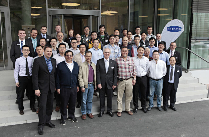 Vertreter des taiwanesischen Elektronikkonzerns Foxconn besuchten den Vakuum-Spezialisten Schmalz. (Bild: Schmalz)