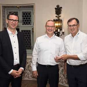 V. l.: Peter Pühringer, Division Manager Robotics Stäubli, Bernhard Hacker, Angebotsprojektierung/Projektleitung zusammen mit Stefan Schnurrenberger Technische Leitung/Geschäftsführer der Gluth Systemtechnik GmbH, Straubing.