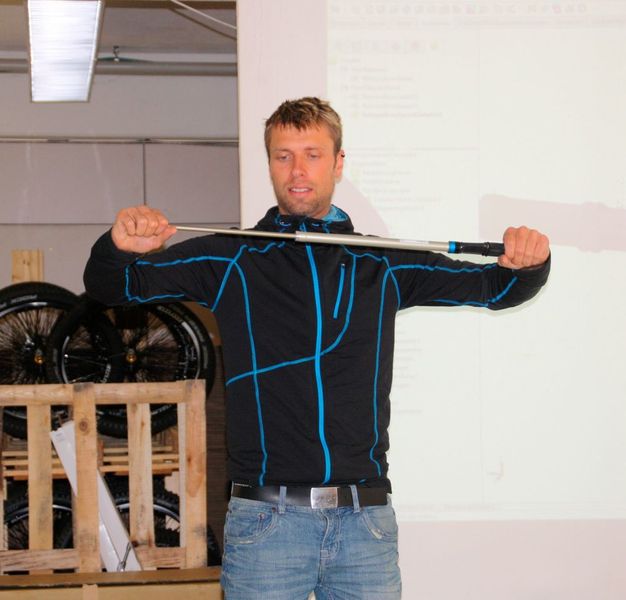 Im Bild zeigt EVO-Ingenieur  Stefan Sack das Herz des Systems: die Dämpfungskartusche. (Bild: M. Zwettler, konstruktionspraxis)