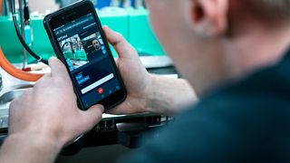 Durch diverse Maßnahmen reduziert Optima den Klimafußabdruck. Dazu zählt beispielsweise der Verzicht auf nicht notwendige Flugreisen und der Einsatz digitaler Tools, wie hier zu sehen. (Bild: Optima)