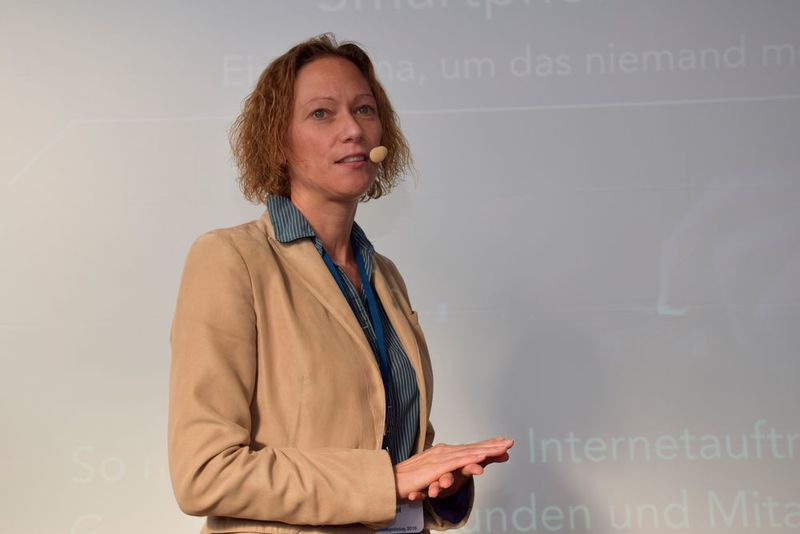 ..Ines Hensel, Geschäftsführerin Hensel Fahrzeugbau GmbH, erläuterten die Bedeutung des Internetauftritts für Betriebe, und wie diese schnell eine professionelle Webseite verwirklichen können. (Wenz)