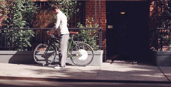 Der FlyKly-Fahrradmotor lässt sich per App steuern und erreicht eine Höchstgeschwindigkeit von bis zu 32 km/h sowie eine Reichweite von knapp 50 Kilometer (FlyKly)