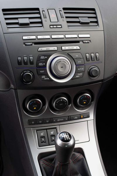 Sobald der Fahrer hinter dem Lenkrad Platz nimmt, werden nacheinander die Instrumentenanzeige, das Audiosystem und die Klimaanlage illuminiert. Die Audio- und Klimaanlagen-Regler reagieren zudem auf die Bedienung der Insassen. Erhöhen diese beispielsweise die Innenraumtemperatur, leuchtet die Klimanlage rot. (Archiv: Vogel Business Media)