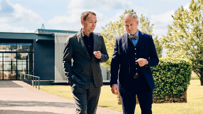 Achim Anscheidt (r.) übergibt die Leitung des Designs von Bugatti an seinen langjährigen Stellvertreter Frank Heyl. Achim Anscheidt (r.) übergibt die Leitung des Designs von Bugatti an seinen langjährigen Stellvertreter Frank Heyl.