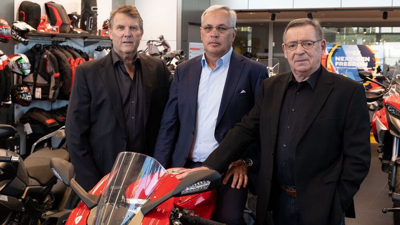 Wechsel an der Führungspitze des Autohauses Wolfsburg: Wolfgang Heitmann (r.) gibt die Rolle des Aufsichtsratsvorsitzenden an Torsten-A. Kietzmann (M.) ab, der bisher als Sprecher der Geschäftsführung aktiv war. Michael Roth, bisher ebenfalls Geschäftsführer, wird sein Stellvertreter in dem Kontrollgremium.(Bild:  Autohaus Wolfsburg Hotz und Heitmann GmbH & Co. KG)