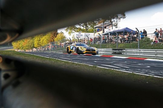 Anders als auf dem Grand-Prix-Kurs werden Streckenabschnitte auf der Nürburgring-Nordschleife nicht verkauft. Schade, denn dieser würde glatt als „Fuchs-Kuppe“ durchgehen. Sie zeigt hier gerade einen der erfolgreichen AMG-Mercedes des Fuchs-Partners, des Black-Falcon-Teams, auf dem Sprung zum nächsten Sieg.(Bild:  Gruppe C GmbH)