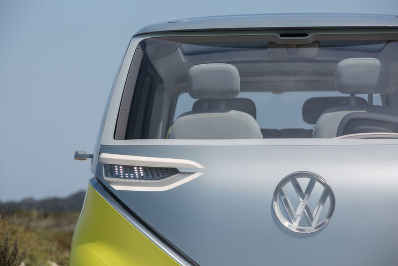 Zumindest in der Theorie benötigt der Bulli von Übermorgen keinen Fahrer mehr, sondern hat alles an Bord, was es zum autonomen Fahren braucht. (Volkswagen)